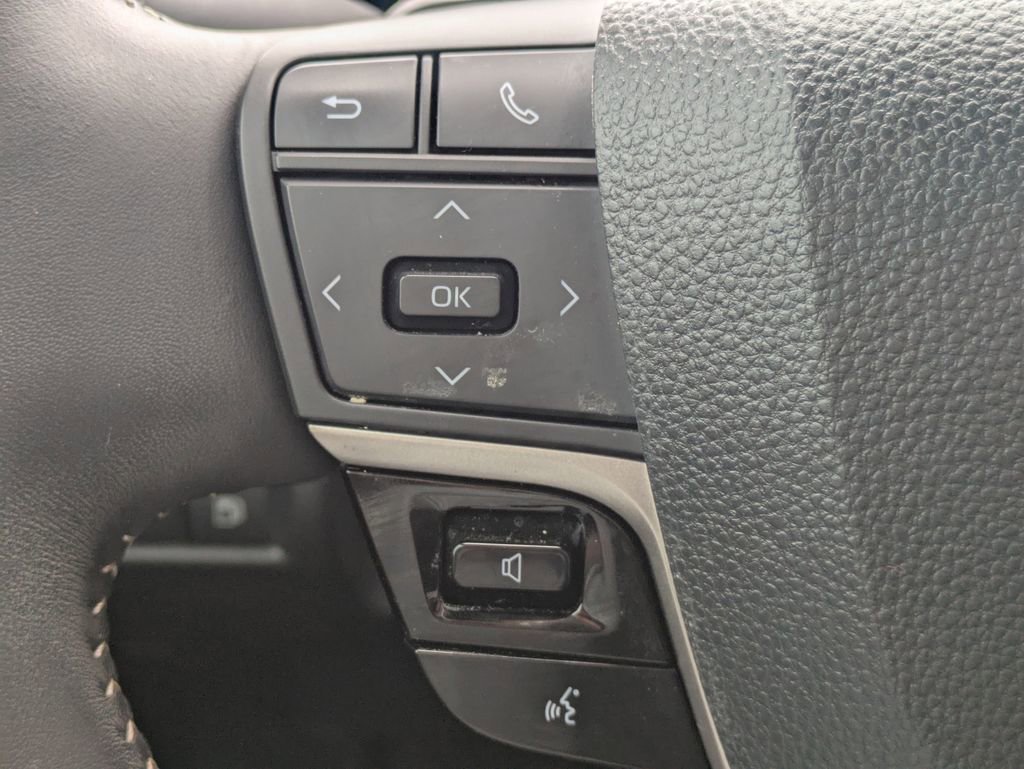 Used 2025 Toyota Camry SE w/ Convenience Package image 25