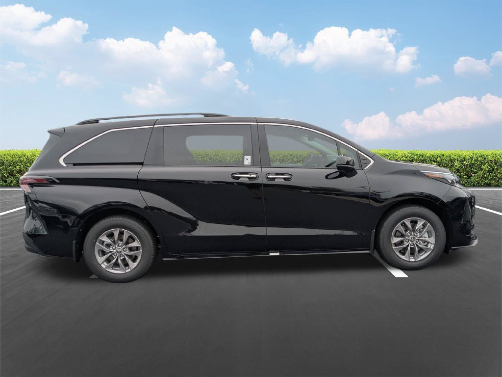 New 2026 Toyota Sienna XLE FWD image 3