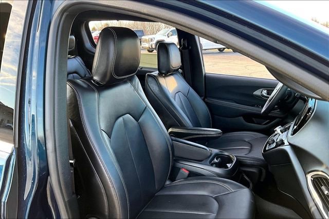Used 2025 Chrysler Pacifica Select image 29