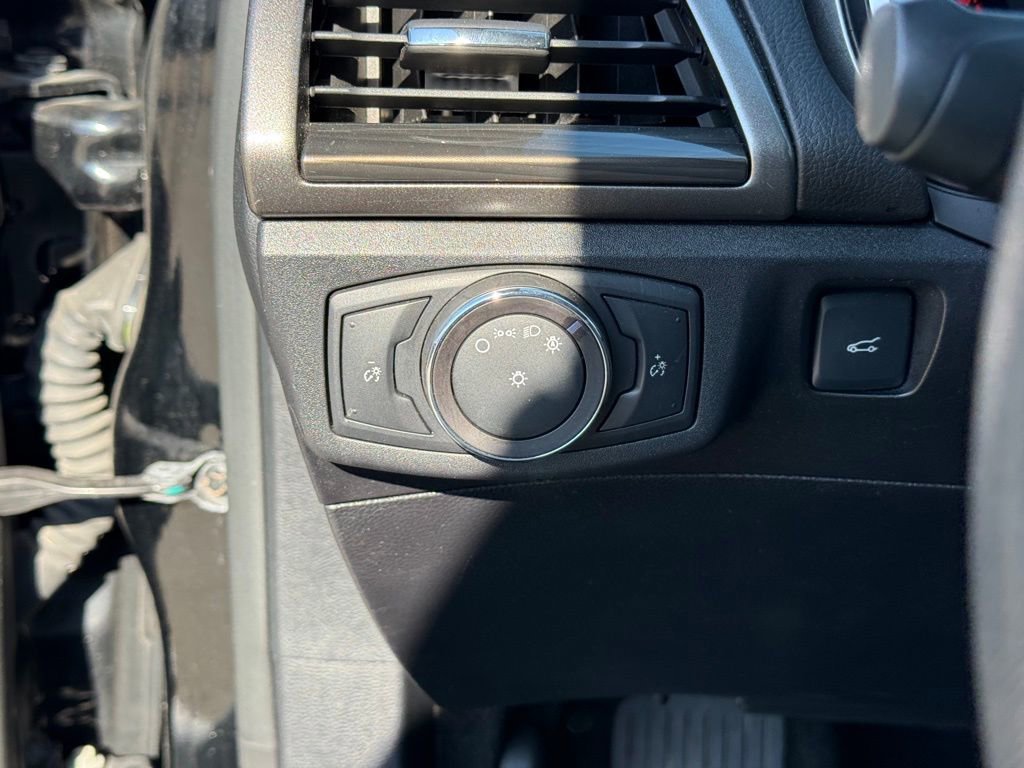 Used 2018 Ford Fusion SE w/ Fusion SE Technology Package FWD image 18