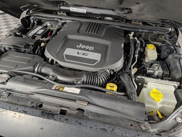 Used 2016 Jeep Wrangler Unlimited Sahara w/ Connectivity Group AWD/4WD image 29