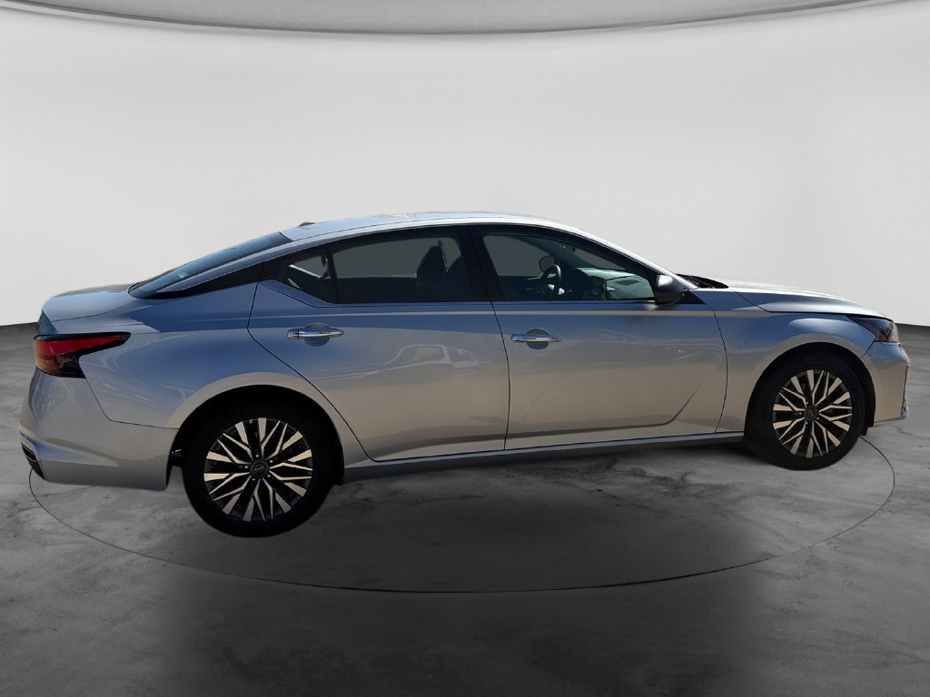 Used 2024 Nissan Altima 2.5 SV FWD image 11