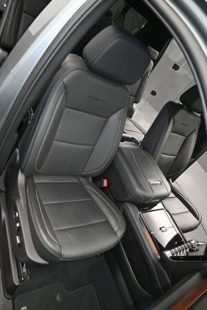 Used 2025 GMC Yukon XL Denali AWD/4WD image 17