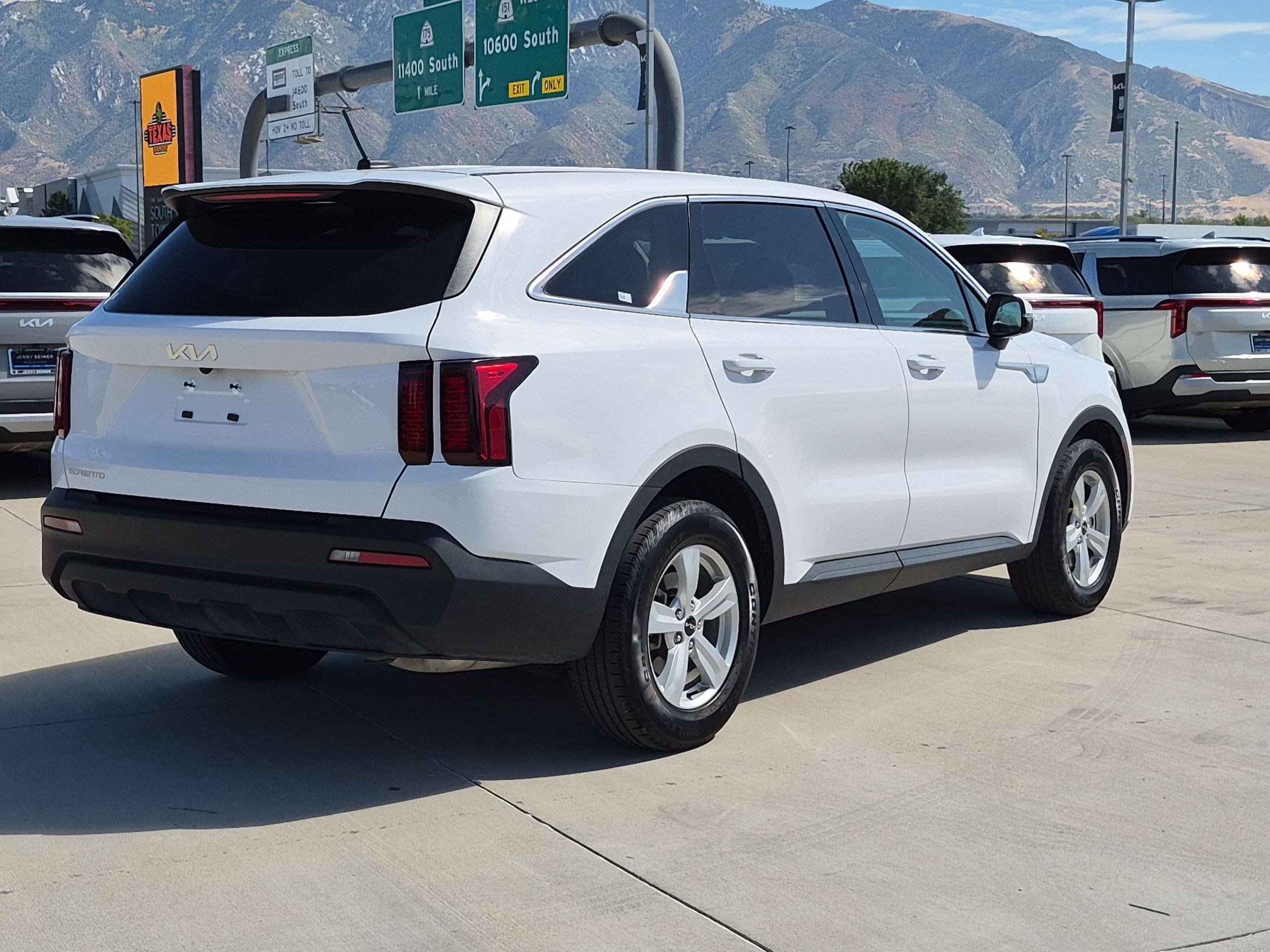 Certified 2023 Kia Sorento LX FWD image 5