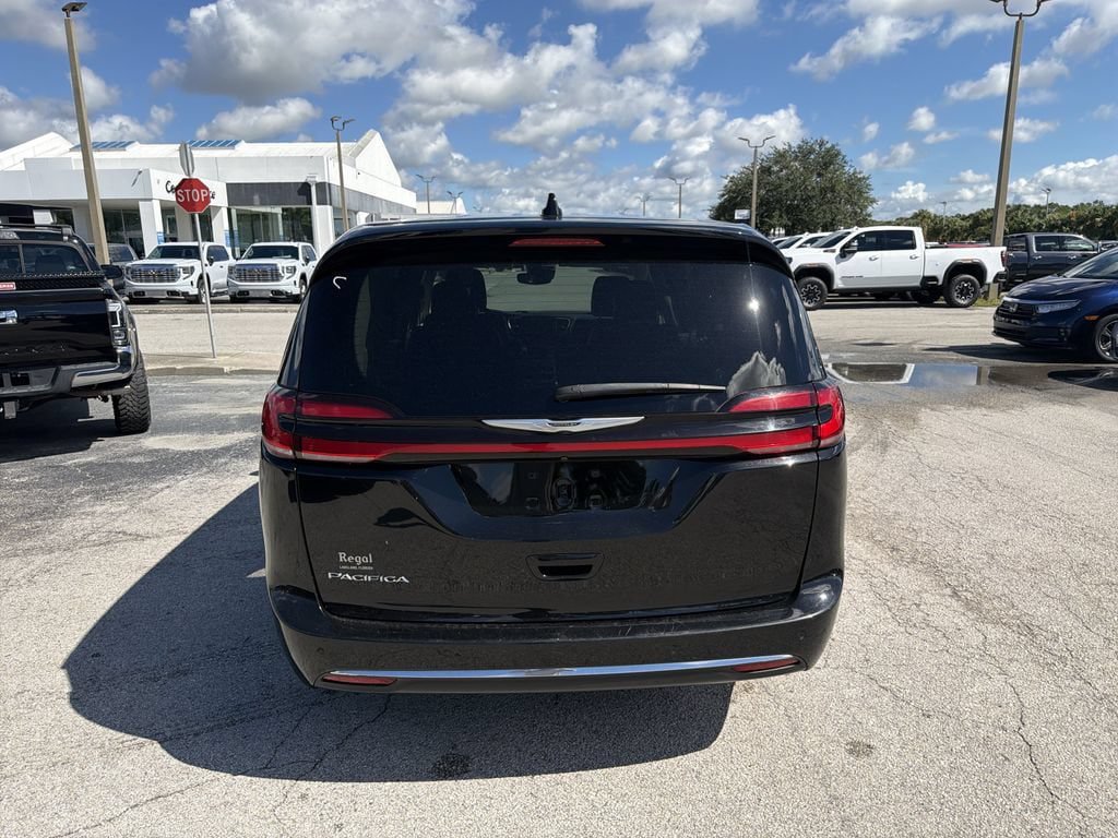 Used 2024 Chrysler Pacifica Touring-L FWD image 5