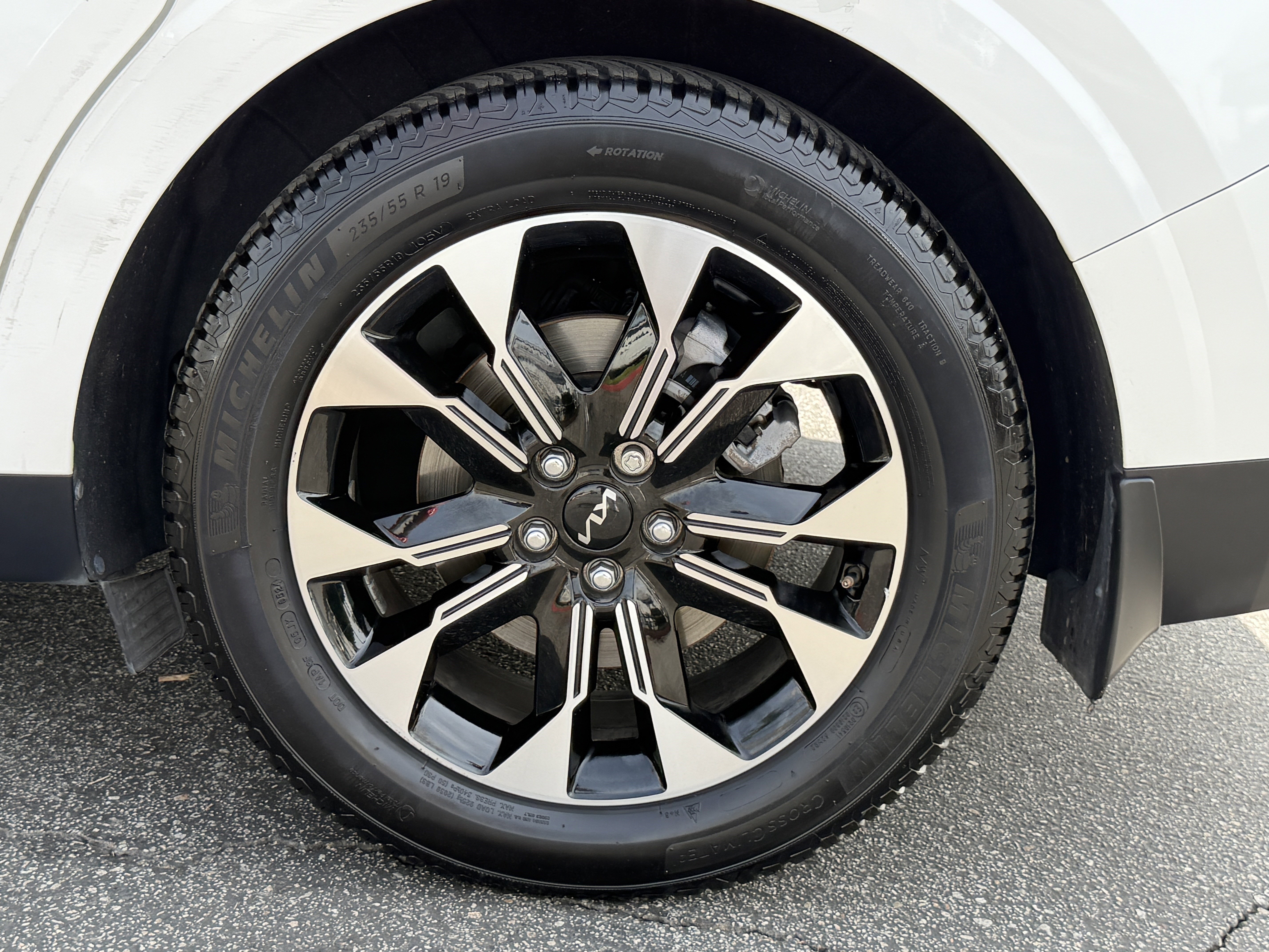 Used 2022 Kia Carnival EX image 12