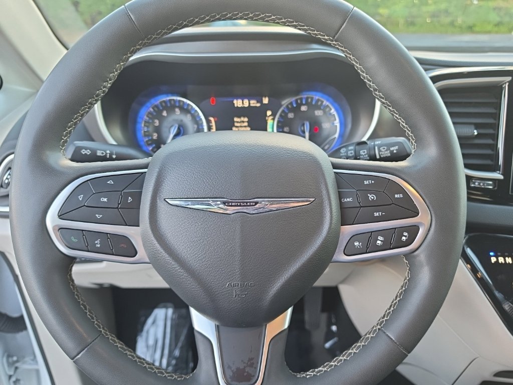 Used 2024 Chrysler Pacifica Touring-L FWD image 21