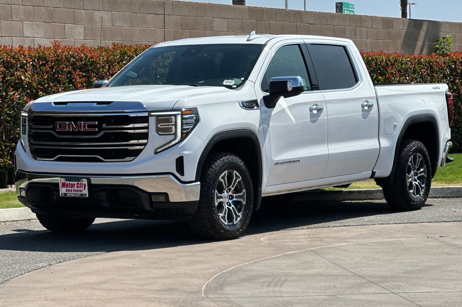 Used 2025 GMC Sierra 1500 SLT AWD/4WD image 8