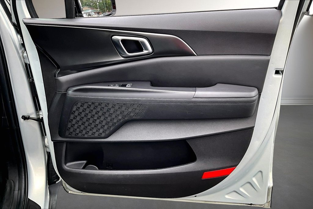 Used 2025 Kia Carnival SX w/ SX Dark Edition Package FWD image 29