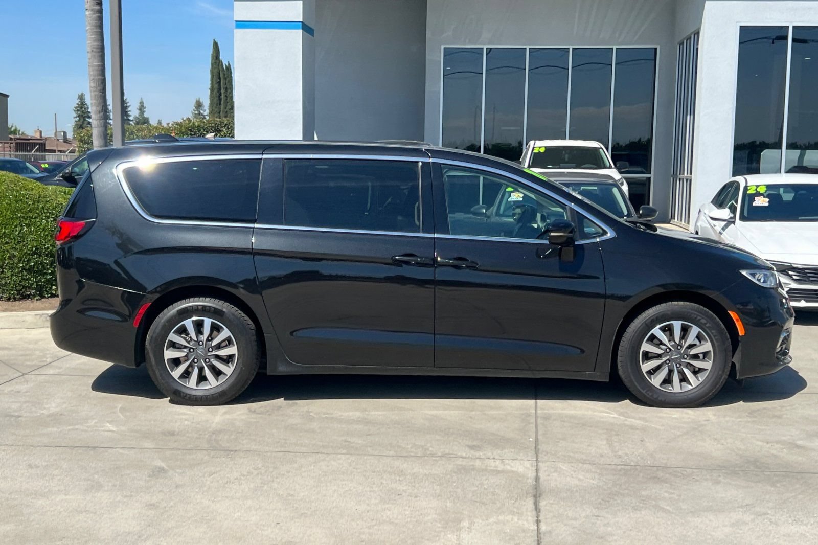 Used 2024 Chrysler Pacifica Limited FWD image 3
