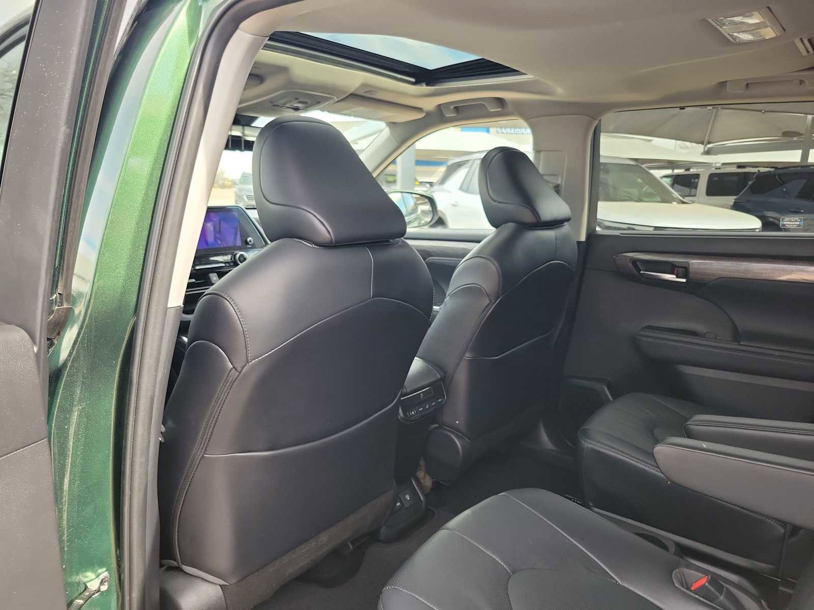 Used 2023 Toyota Highlander Limited image 8