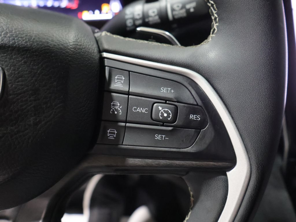 Used 2023 Jeep Grand Cherokee Limited AWD/4WD image 39
