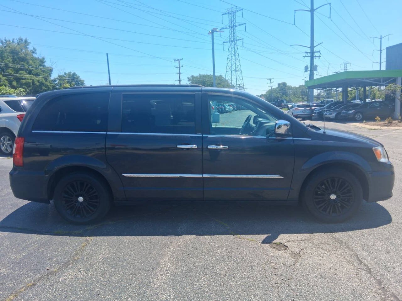 Used 2013 Chrysler Town & Country Touring-L w/ Driver Convenience Group FWD image 4