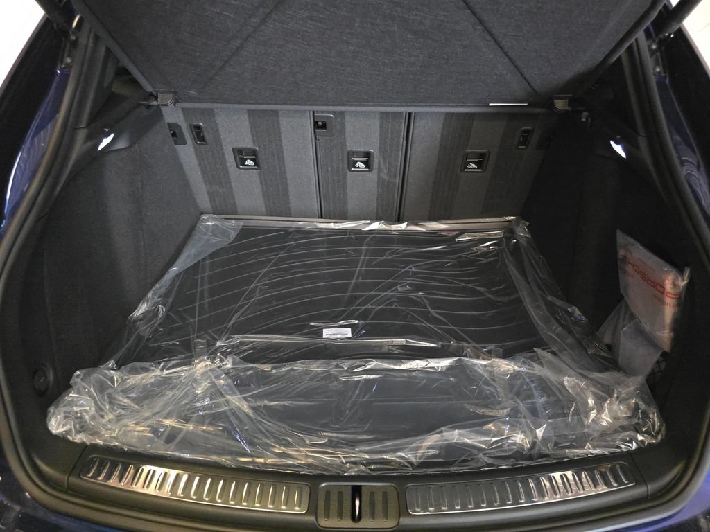 Certified 2026 Porsche Macan AWD/4WD image 13