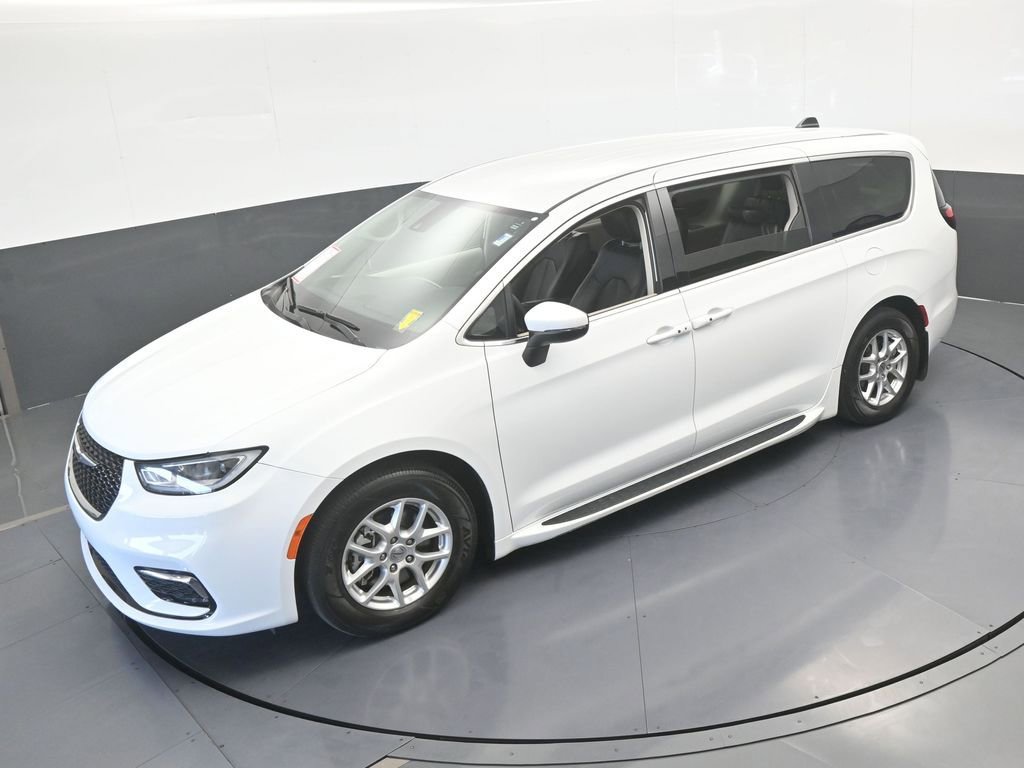 Used 2023 Chrysler Pacifica Touring-L image 49