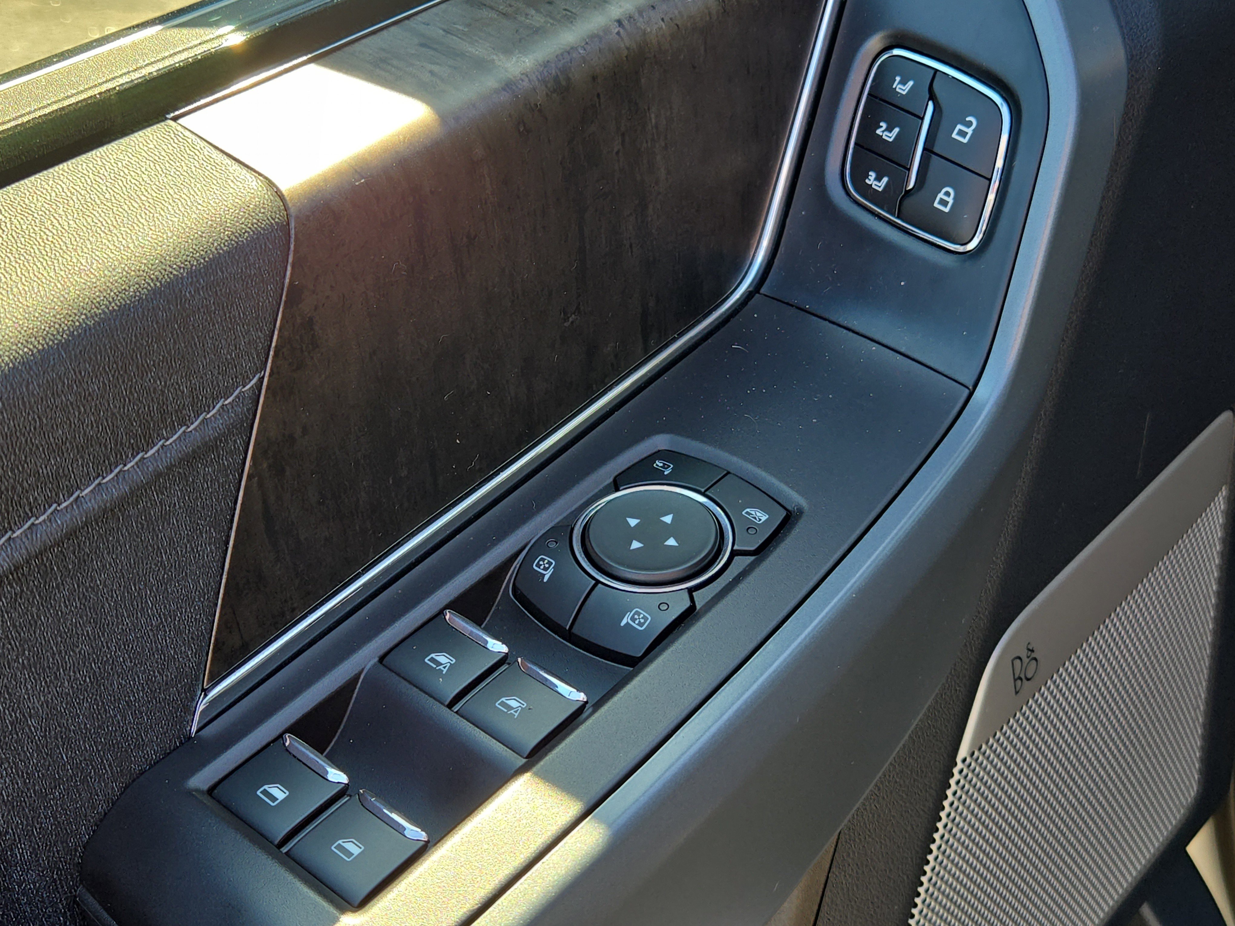 Used 2022 Ford F150 Lariat w/ Max Trailer Tow Package image 17