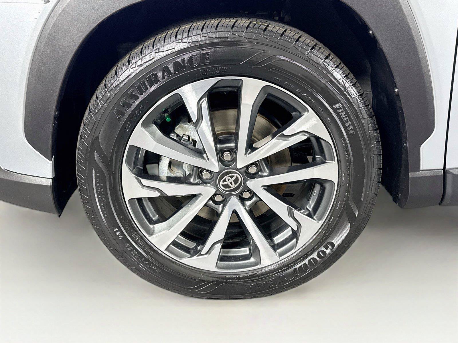 Certified 2025 Toyota Corolla Cross XLE FWD image 42