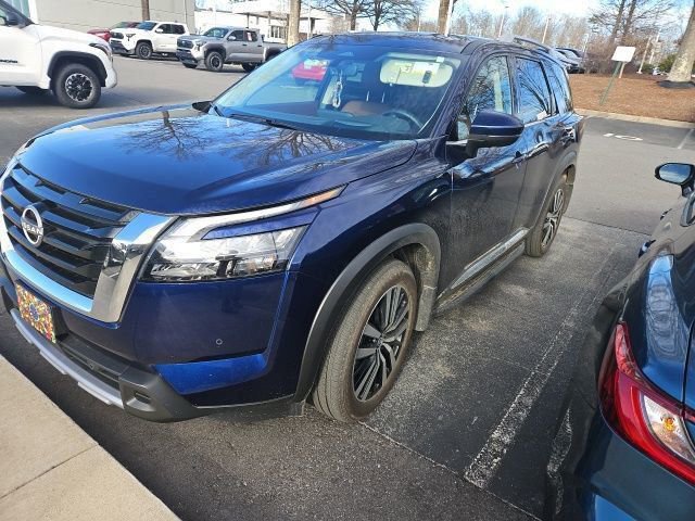 Used 2025 Nissan Pathfinder Platinum image 3