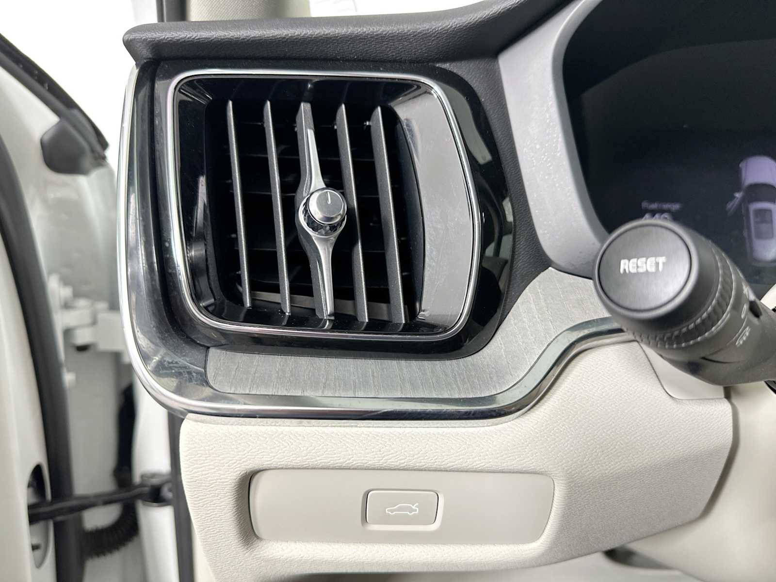 Used 2025 Volvo V60 B5 Cross Country Plus w/ Protection Package Premier image 10