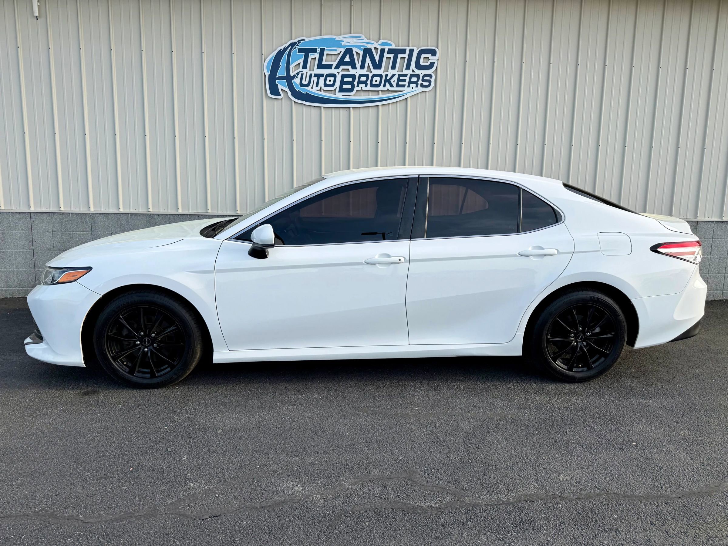 Used 2018 Toyota Camry LE FWD image 2