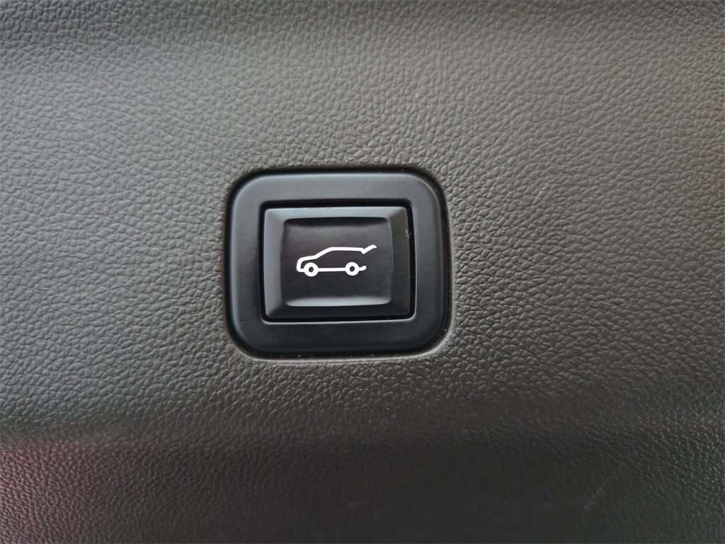 Used 2022 GMC Yukon XL Denali image 17