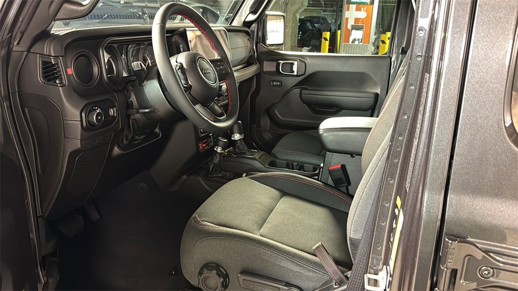 Used 2024 Jeep Wrangler Unlimited Rubicon w/ Technology Group image 25