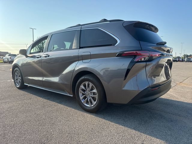 Used 2022 Toyota Sienna XLE FWD image 4