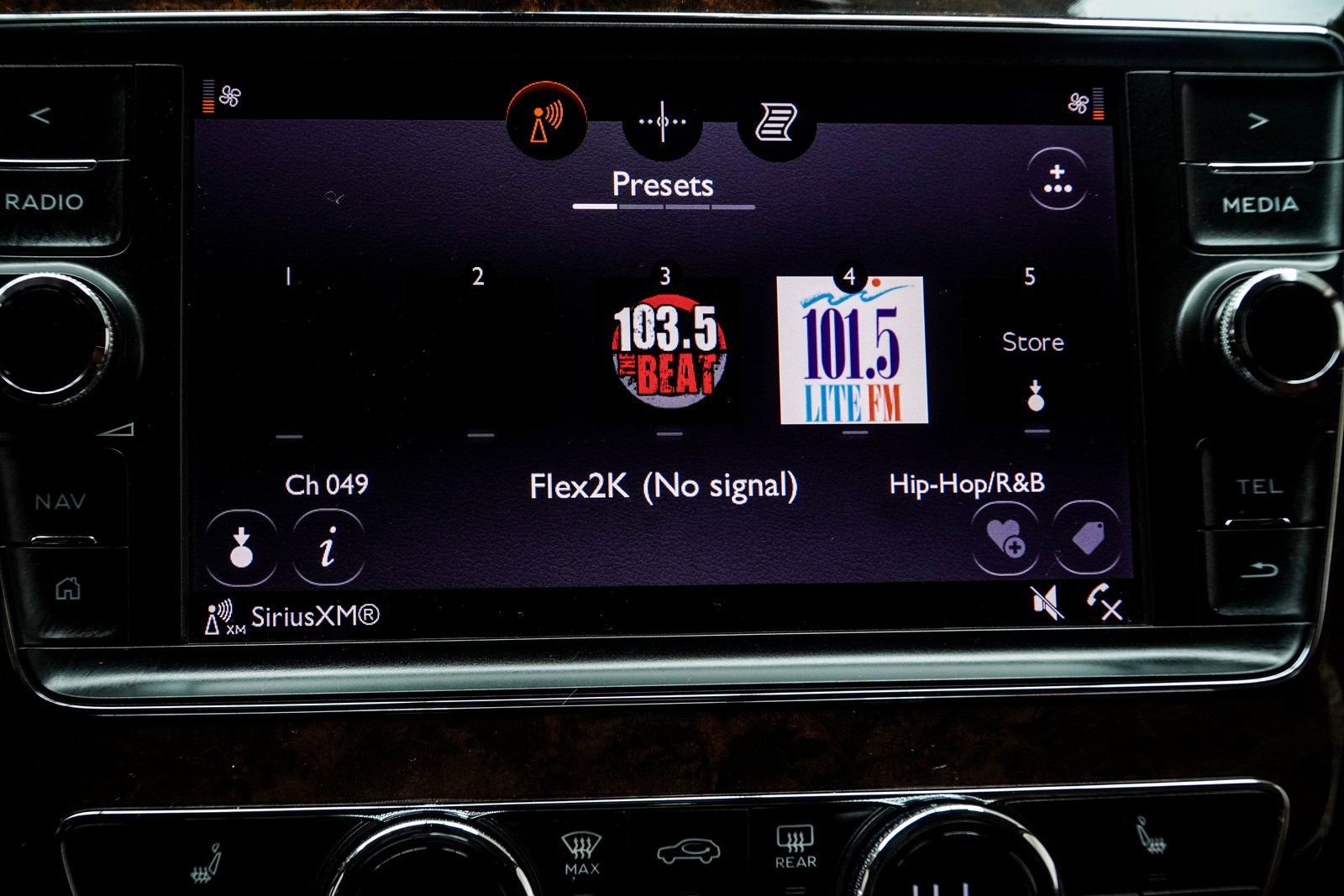 Used 2017 Bentley Bentayga image 29