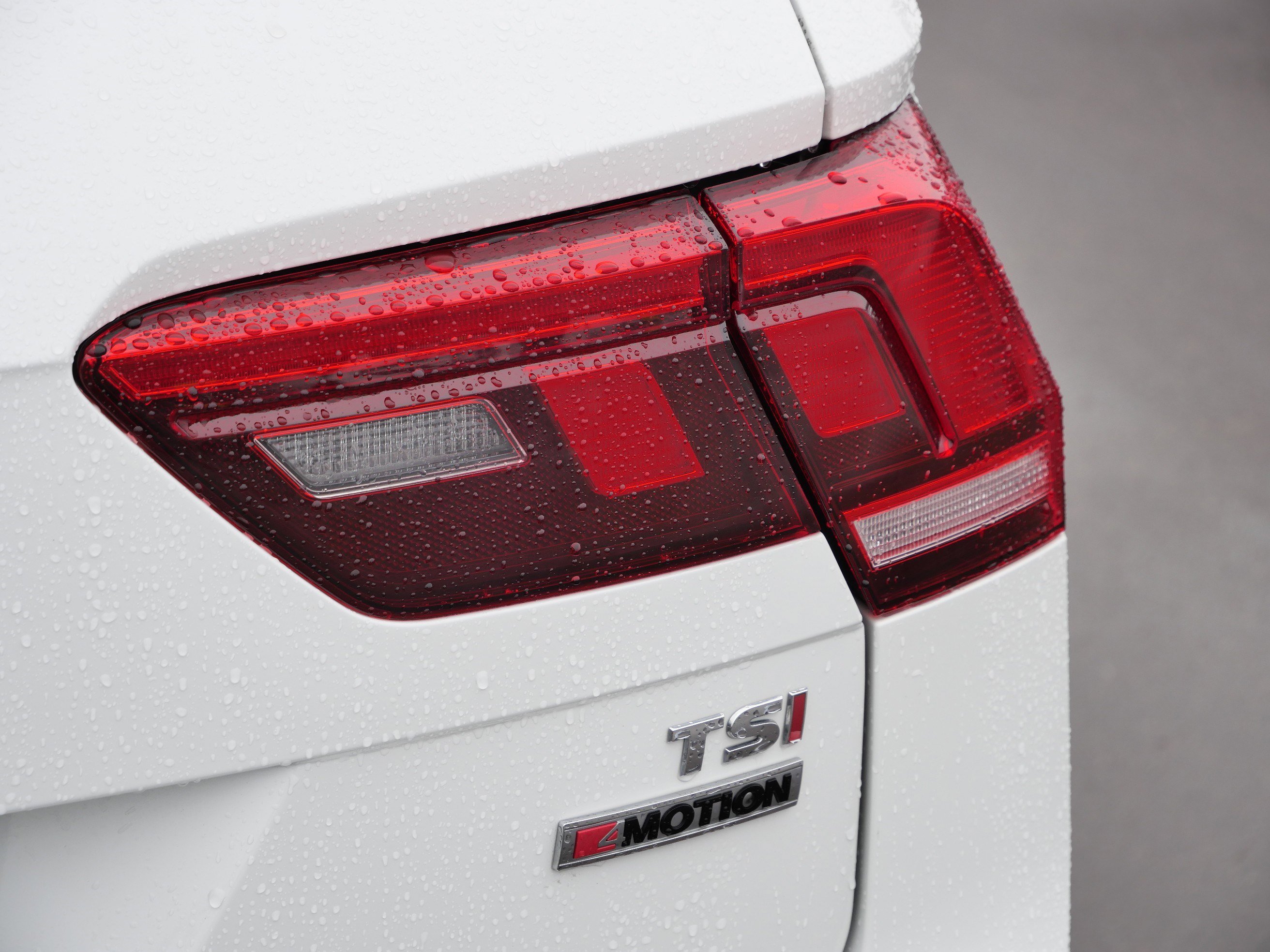 Used 2018 Volkswagen Tiguan SE w/ Panoramic Sunroof Package image 17