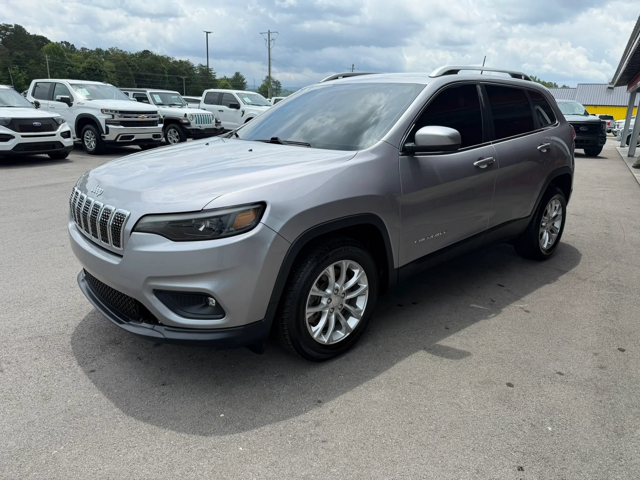 Used 2019 Jeep Cherokee Latitude w/ Popular Appearance Group FWD image 2