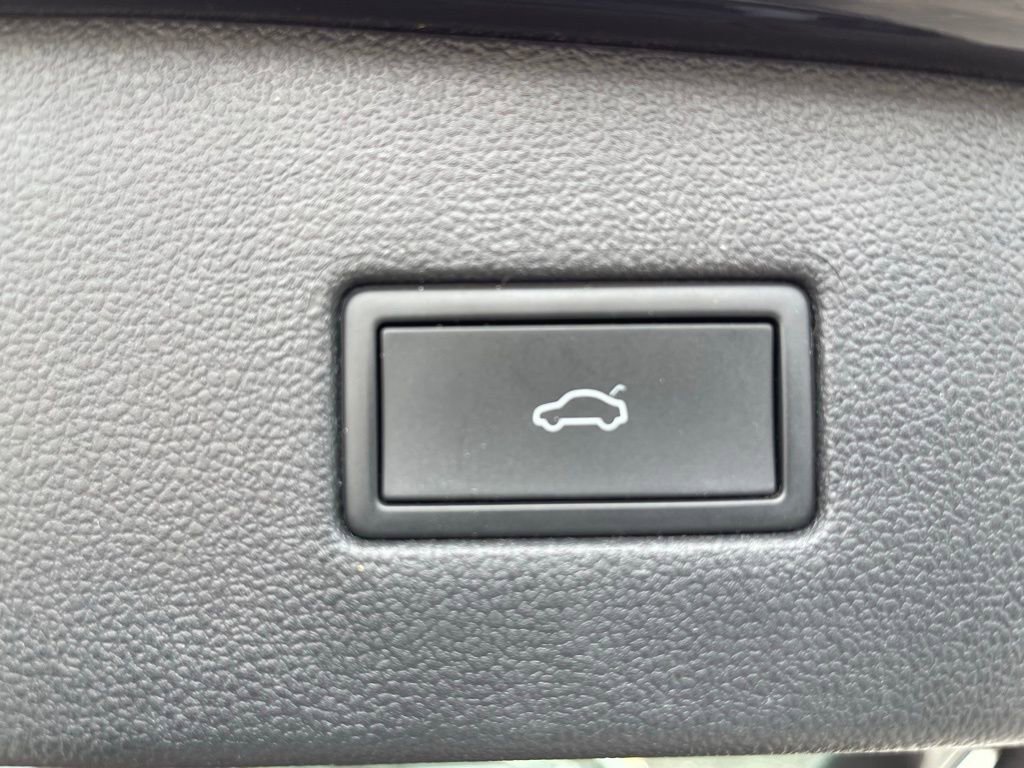 Used 2022 Volkswagen Tiguan SE image 14