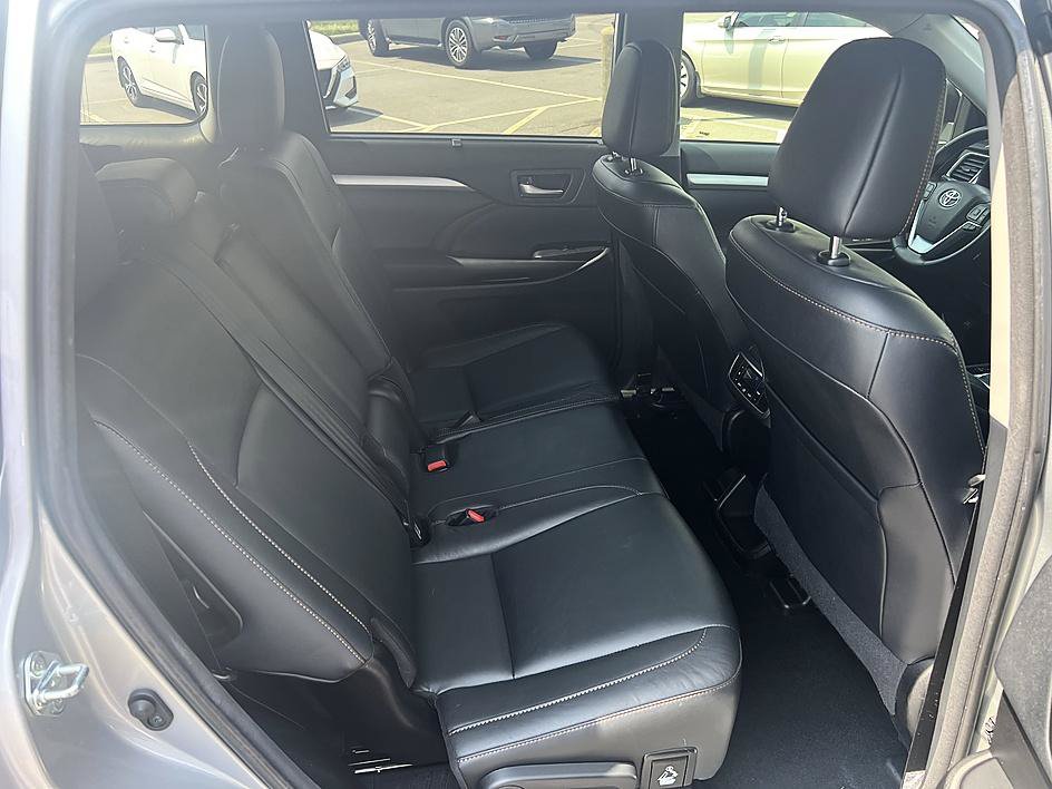 Used 2018 Toyota Highlander XLE FWD image 16