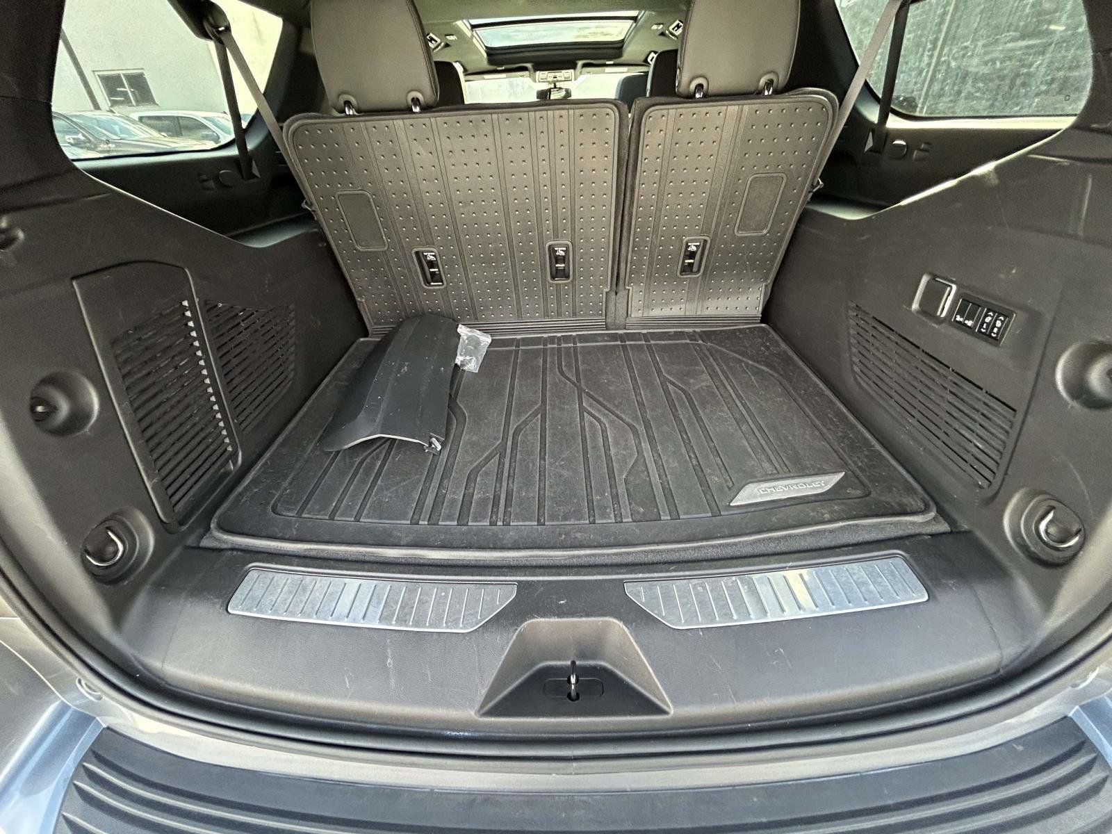 Used 2022 Chevrolet Suburban Z71 w/ Luxury Package image 18