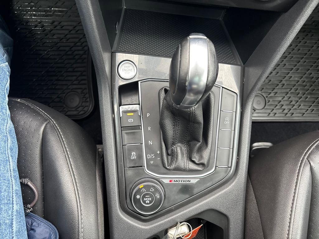 Used 2018 Volkswagen Tiguan SE w/ Panoramic Sunroof Package image 12