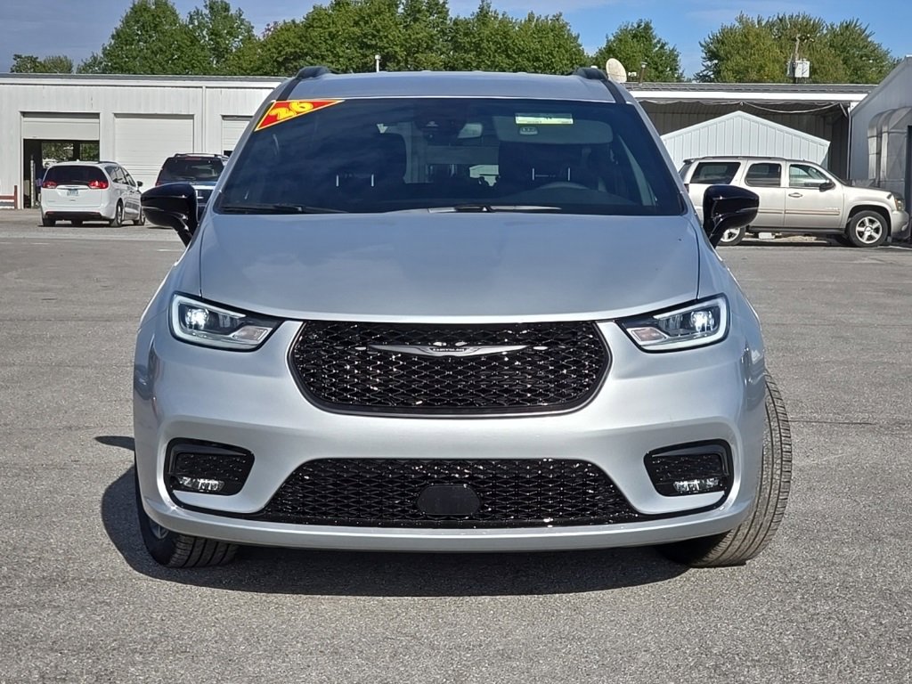 New 2026 Chrysler Pacifica Select image 2