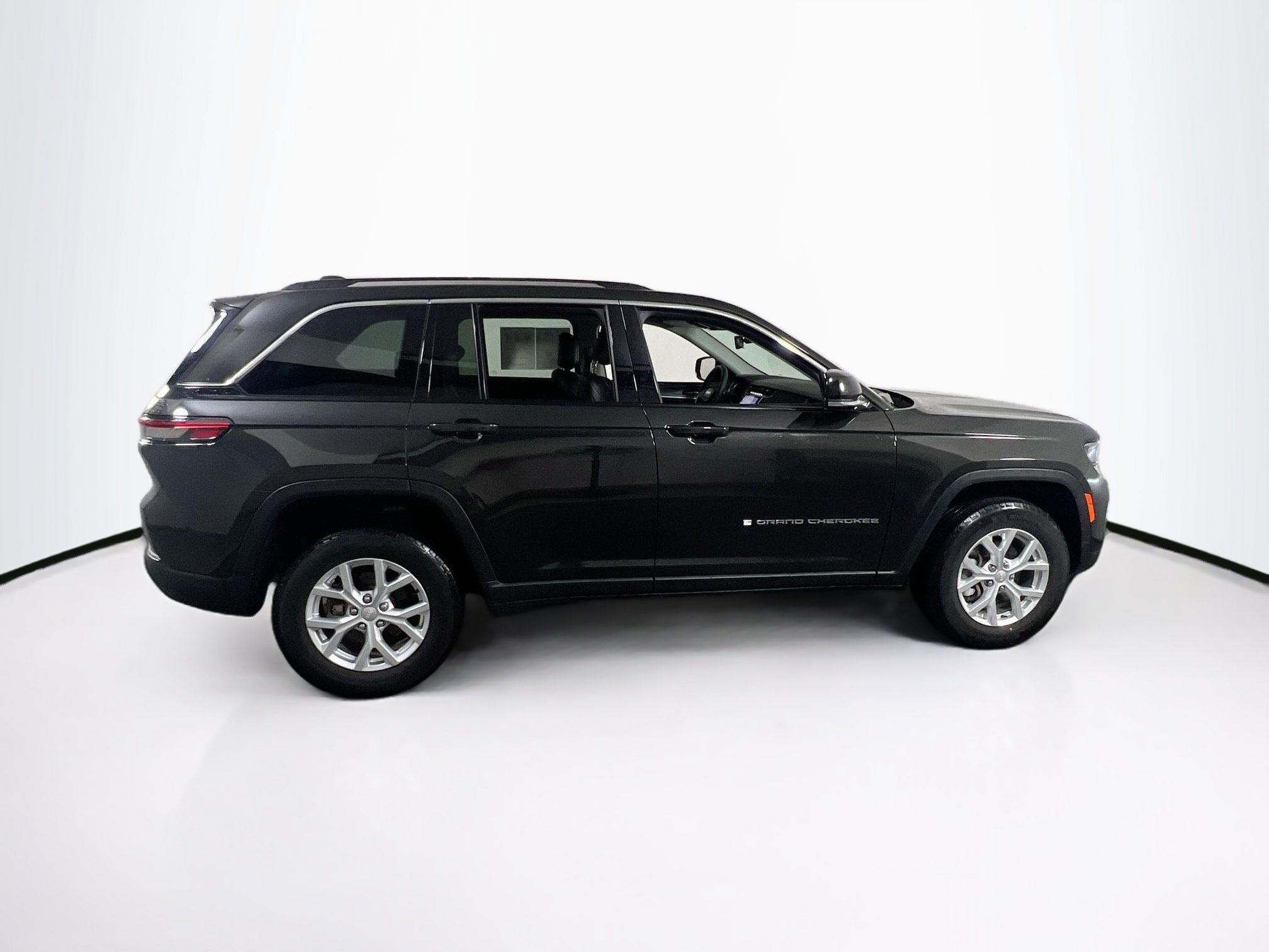 Used 2023 Jeep Grand Cherokee Limited AWD/4WD image 4