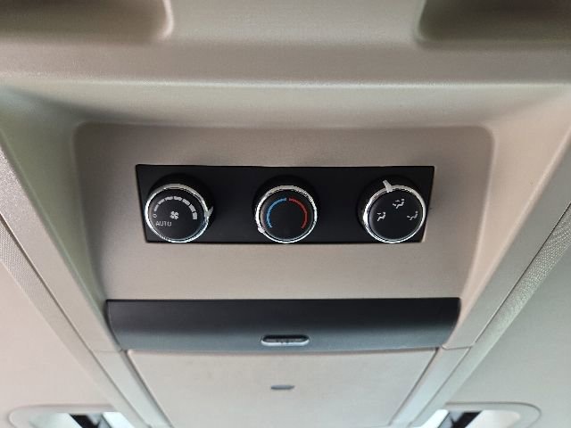 Used 2016 Chrysler Town & Country Touring-L FWD image 31