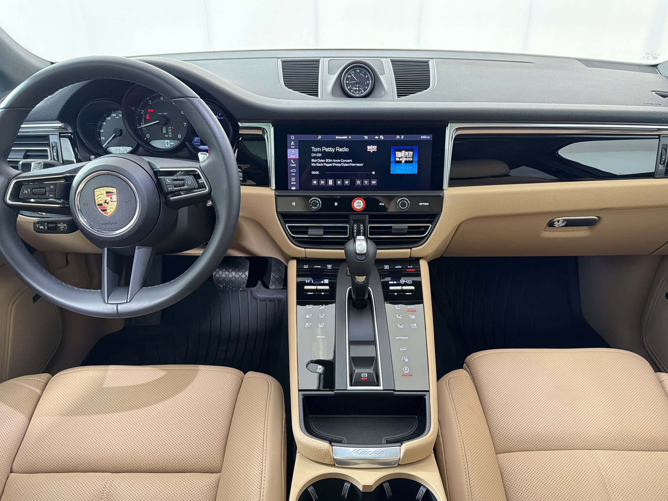 Certified 2025 Porsche Macan AWD/4WD image 19