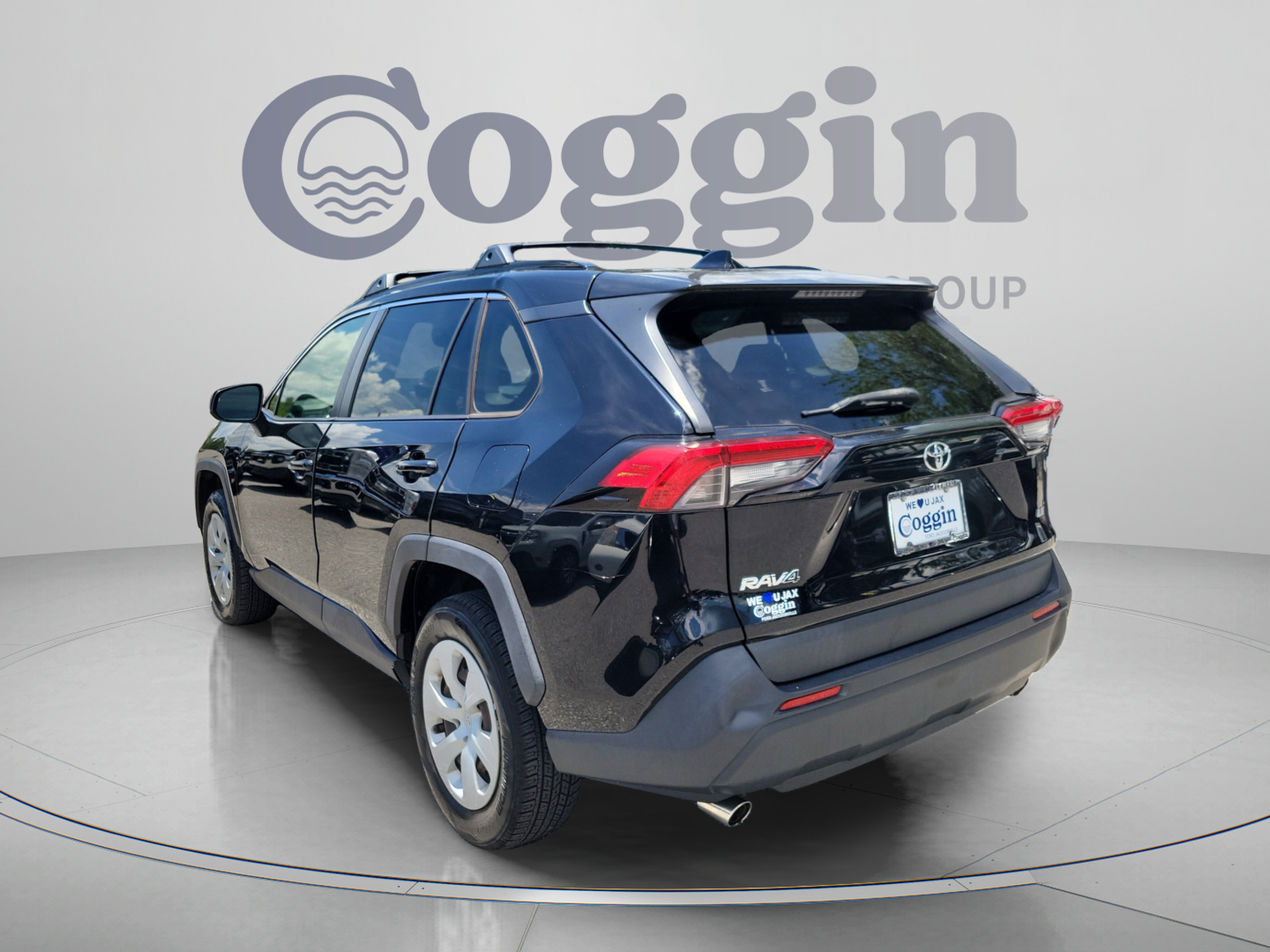 Used 2019 Toyota RAV4 LE FWD image 2