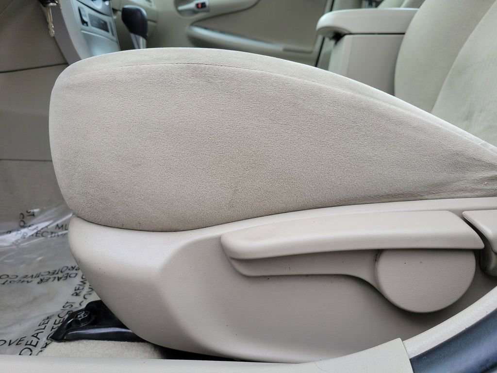 Used 2013 Toyota Corolla LE image 22