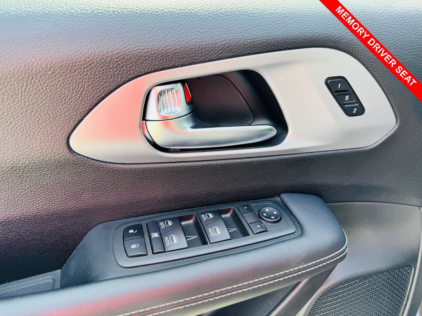 Used 2023 Chrysler Pacifica Touring-L w/ Uconnect Theater Family Group image 18