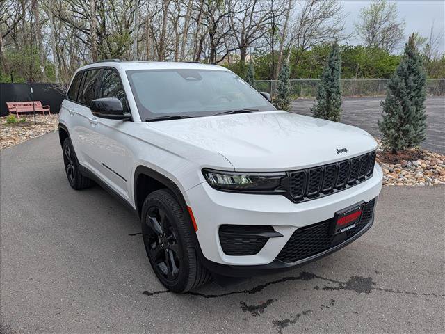 Used 2024 Jeep Grand Cherokee Altitude AWD/4WD image 7