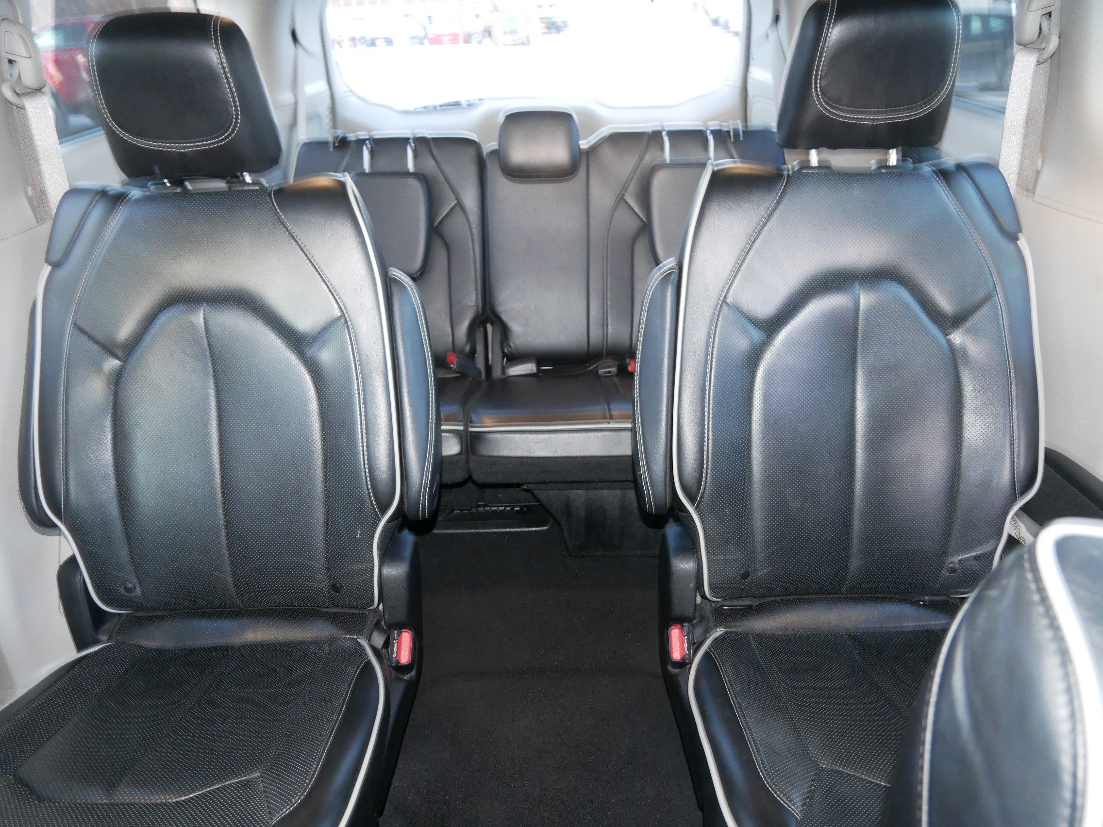 Used 2023 Chrysler Pacifica Limited FWD image 13