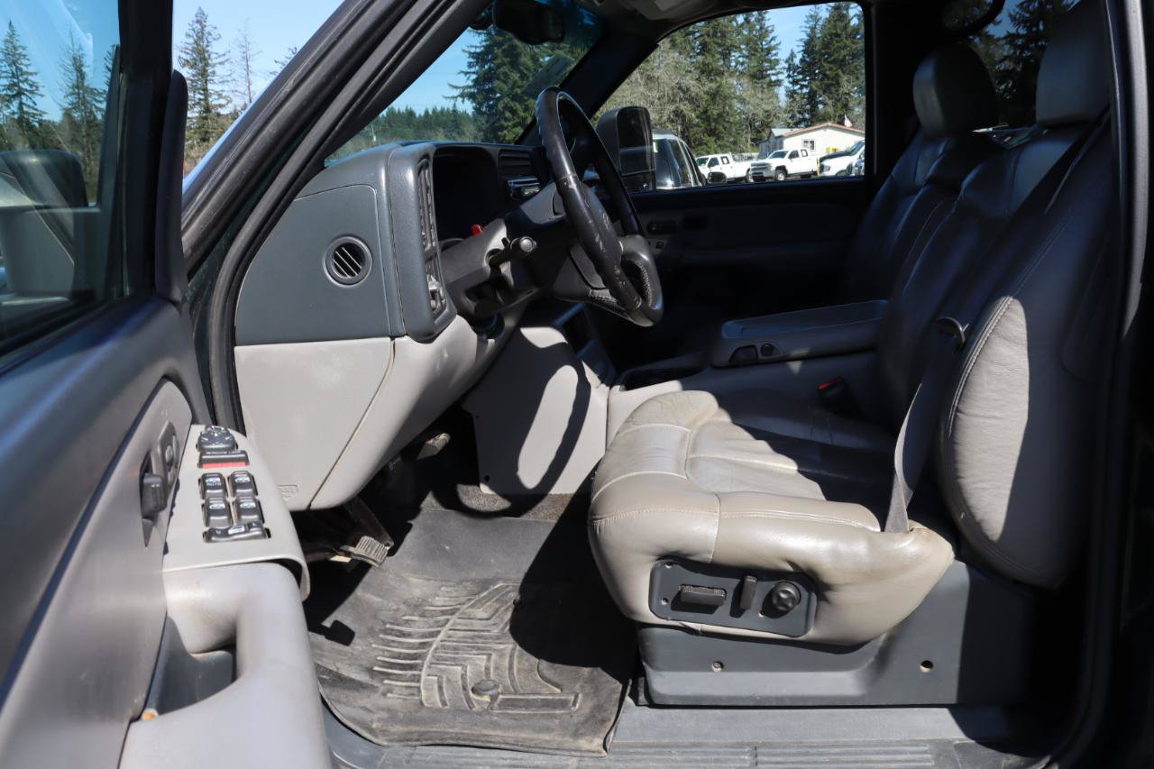Used 2001 Chevrolet Suburban 2500 LT w/ LT Preferred Equipment Group AWD/4WD image 8