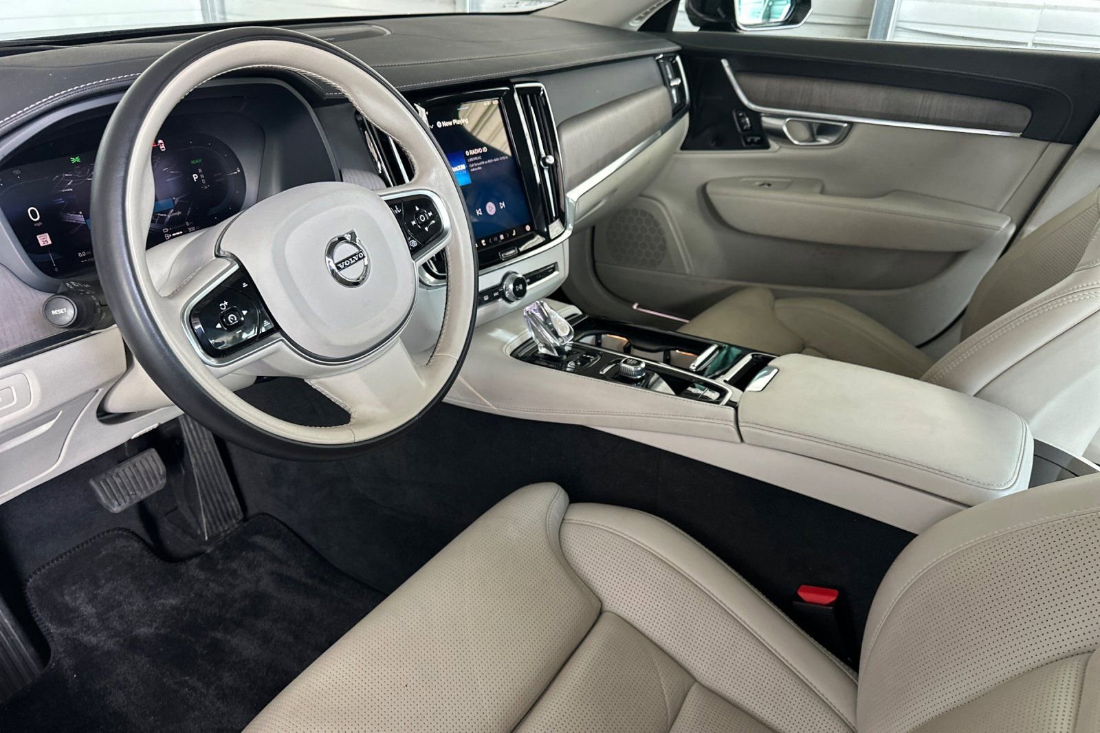 Used 2024 Volvo S90 T8 Ultimate image 13