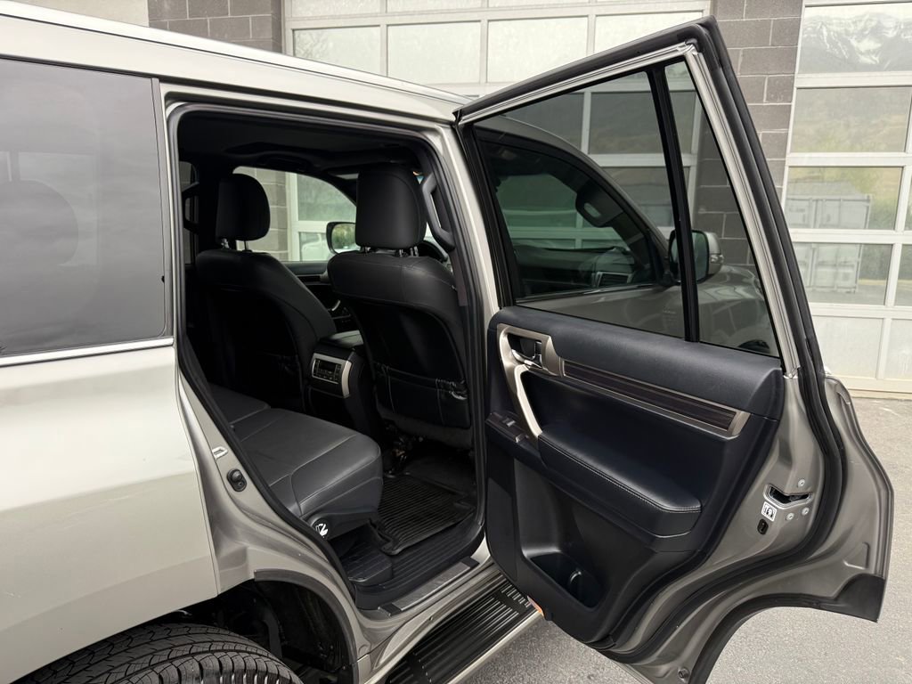 Used 2020 Lexus GX 460 Premium w/ Premium Package image 24