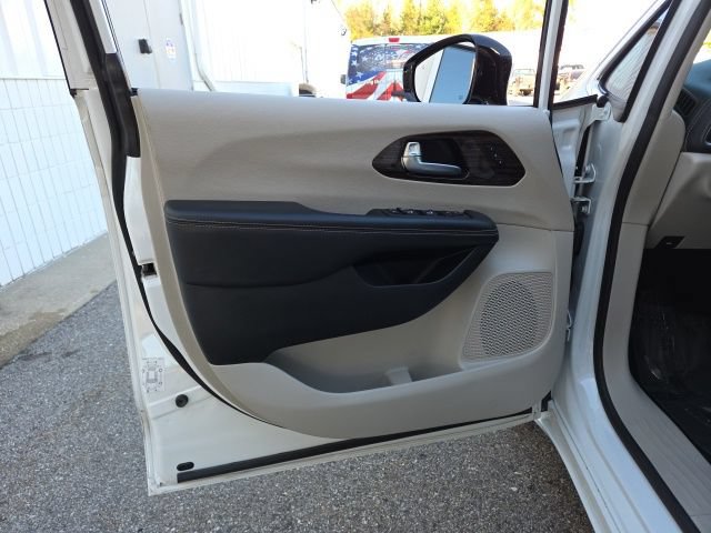 Used 2023 Chrysler Pacifica Limited FWD image 42