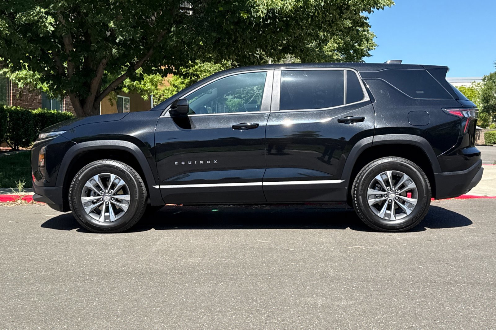 Used 2026 Chevrolet Equinox LT AWD/4WD image 8