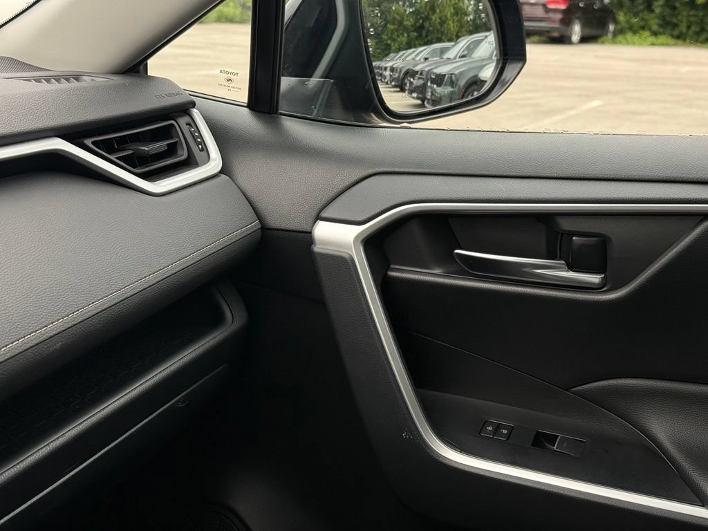 Used 2025 Toyota RAV4 XLE FWD image 35