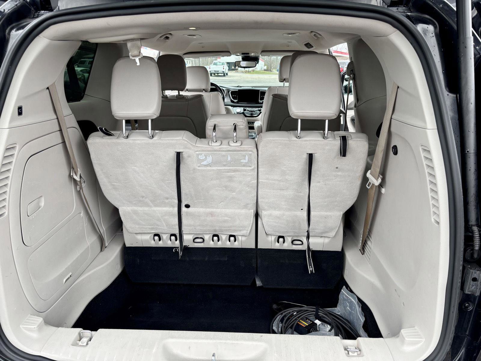 Used 2021 Chrysler Pacifica Touring-L image 14